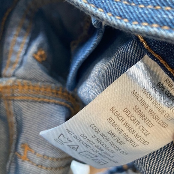 DKNY girl denim shortalls. Size 3T - Picture 6 of 7